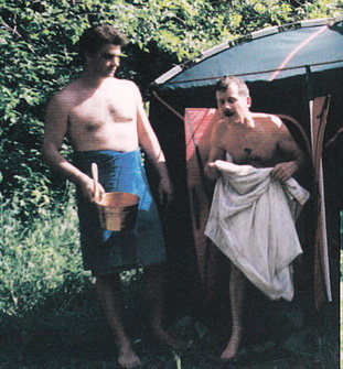 Бессонов Константин и Левчук Юрий испытывают баню в палатке